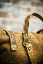 Carica l'immagine nel visualizzatore di Gallery, Zaino in pelle - Mosca