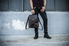 Carica l'immagine nel visualizzatore di Gallery, Zaino in pelle - Santorini